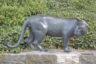Sculpture Jaguar by Heinrich Drake 1938, grey, black, panther, bronze sculpture, life-size, modern
