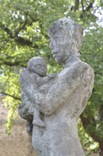 Sculpture Mother and Child by Sabine Grzimek 1981, bronze sculpture, life-size, modern art,