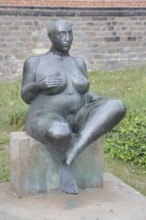 Sculpture Sitting woman - Expectation by Peter Kern 1984, bronze sculpture, squatting plump nude