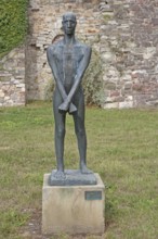 Sculpture Freedom Fighter by Fritz Cremer 1947, sculpture park, standing male figure with arms