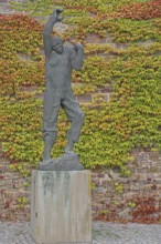 Sculpture Ascending man by Fritz Cremer 1967, rising man figure, arms, up, gesture, upwards, climb,