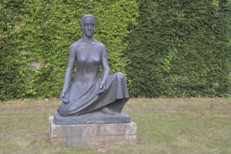 Sculpture Mother Earth by Fritz Cremer 1951, seated female figure, bronze sculpture, life-size,