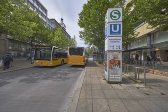 Underground and S-Bahn stop Rotebühlplatz Stadtmitte, bus stop Wilhelmsbau, public bus line 43
