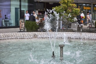 Cobblestone fountain, fountain, water, frozen movement, general architecture, pedestrian zone, shop