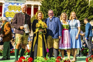 Guests of honour on the Bavarian Radio stage at the grand finale of the Wiesnwirte Platzkonzert,