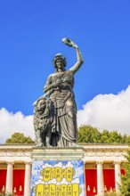 The Wiesnwirte square concert takes place under the statue of Bavaria, Festwiese, Theresienwiese,