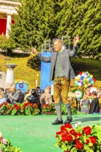 The head of the Paulaner Brewery, Andreas Steinfatt conducts the musicians of the Wiesnwirte