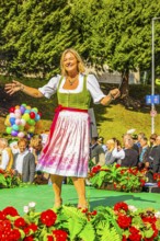 Wiesn city councillor Anja Berger conducts the musicians of the Wiesnwirte Platzkonzert, Festwiese,