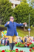 The Wiesn boss Clemens Baumgärtner conducts the musicians of the Wiesnwirte Platzkonzert,