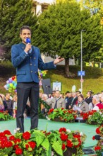 Bavarian Radio presenter Dominik Glöbl leads through the programme of the Wiesnwirte Platzkonzert,