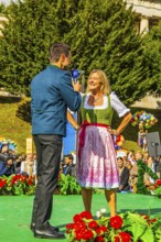 Bavarian Radio presenter Dominik Göbl in conversation with Wiesn city councillor Anja Berger,