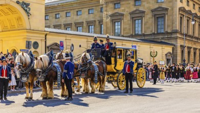 Historic stagecoach from the Museum of Communication in Nuremberg, traditional traditional costume