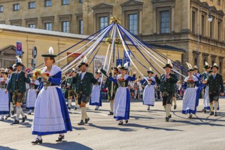 Trachtenverein Birkenstoana Stamm from Oberschleißheim, Trachten- and Schützenzug, Oktoberfest,