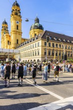 A brass band marches in the direction of the Theatiner church, Trachten- und Schützenzug,