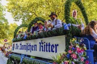 Float of the Knights of the Damische Ritter from Munich, Entry of the Oktoberfest hosts,