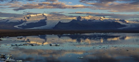 Ice floes, glacier, glacier tongue, fog, clouds, morning mood, mountains, panorama, reflection,