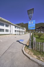 Primary and secondary school Bischofswiesen, sign Stop parent taxi, building, lantern, problem