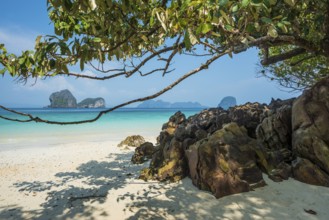 White sandy beach and rocks, Sunrise Beach, Koh Great white shark, Ko Ngai, Krabi Province, Trang,