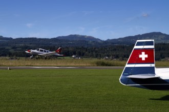Piper Archer II with the registration HB-PPY on take-off, tail unit of a Mooney M20J 200 HP HB-DGW