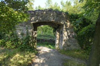 View from the former castle courtyard to the former castle gate entrance to the historic curtain