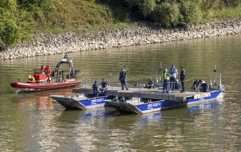 Exercise run of a multi-purpose pontoon in the Rhine harbour, of the specialist group for water