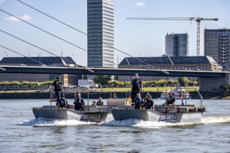 Exercise drive of a multi-purpose pontoon on the Rhine, of the specialist group for water hazards,