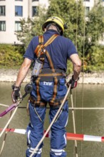 THW emergency services, securing a boat being lowered into the water via a crane, boat crew of the