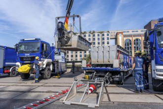 Launching, with crane, of a THW multi-purpose boat in front of a training trip on the Rhine, near