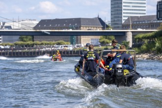 THW rubber dinghy on a training trip on the Rhine near Düsseldorf, the specialist group for water
