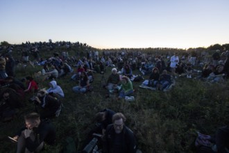 Visitors wait for the lunar eclipse on the Drachenberg in Berlin 07/09/2025