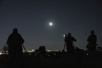 Visitors photograph the lunar eclipse from Drachenberg on 07/09/2025