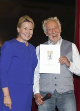 Franziska Giffey and Dieter Hallervorden at the premiere of the play 'Der eingebildet Kranke' and