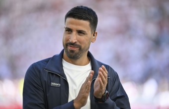 DAZN TV expert Sami Khedira, portrait clapping his hands in encouragement, applause Bundesliga,