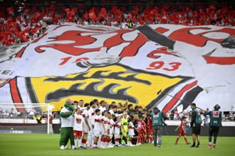Teams VfB Stuttgart and Borussia Mönchengladbach in front of kick-off, behind them choreo,