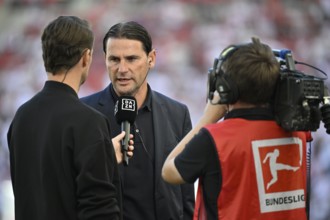 Coach Gerardo Seoane Borussia Mönchengladbach BMG in an interview Microphone Microphone Logo DAZN