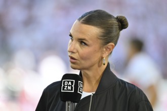 DAZN presenter Laura Wontorra, in interview Microphone Microphone Logo Portrait Bundesliga,