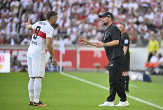 Coach Sebastian Hoeneß VfB Stuttgart on the sidelines Gestures Gestures in conversation Discussion