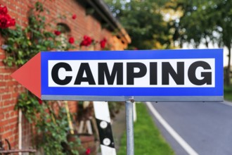 Sign at the roadside with the inscription Camping, Campingplatz, Hodorf, Itzehoe,
