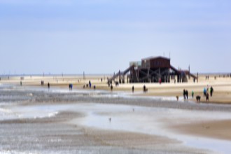 Strollers on the sandy beach, pile dwelling, wiping effect, long exposure, Sankt Peter-Ording,