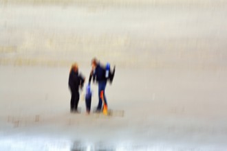 Couple with child on the North Sea beach, wipe effect, long exposure, Sankt Peter-Ording,