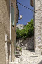Alley in Simiane la Rotonde, Département Alpes-de-Haute-Provence, Region Provence-Alpes-Côte