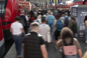 Arriving travellers at Munich Central Station, Movement, Munich, Bavaria, Germany