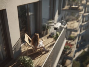 Ein Fernpilot steuert sein Quadrocopter, Drohne in einem dicht besiedeltem Wohngebiet und nähert