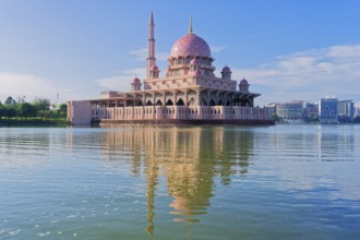Putra Mosque reflecting in Putrajaya lake, Putrajaya, Malaisia