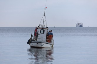 Fishing boat off Falckenstein beach, ferry, Kiel Fjord, Kiel, Schleswig-Holstein, Germany