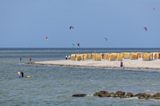 Kitesurfing, beach, beach chairs, Kiel Fjord, Laboe, Schleswig-Holstein, Germany