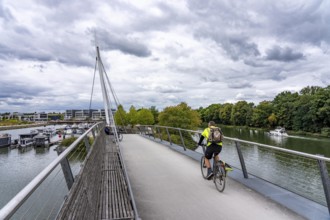 Cycle path, footpath at the new Graf Bismarck urban quarter on the Rhine-Herne Canal, residential