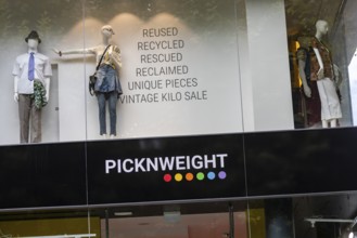 Shop with the PICKNWEIGHT brand logo in the Königstraße pedestrian zone. Second-hand fashion.