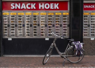 Vending machine restaurant, Snack Hoek, fast food dishes are pre-prepared and then placed in the