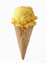 Eine knusprige Eiswaffel gefüllt mit cremigem Mangoeis, AI generiert, AI generated